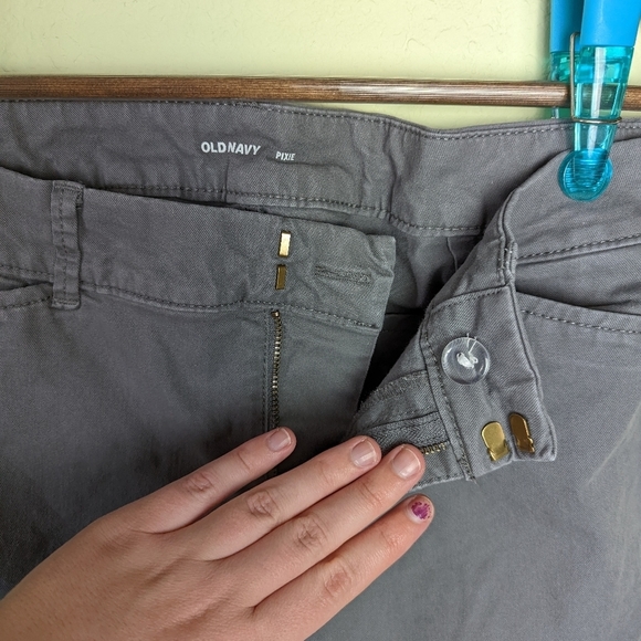 Old Navy Gray Chino Cropped Pixie Pants Size 8 - Picture 4 of 6
